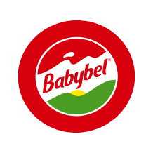 Logo Babybel – koło podzielone na trzy równe części: czerwoną, białą i zieloną. Na środku czerwony napis: „Babybel”. Pod nim żółte koło schowane częściowo za zielonym elementem. Wszystko otoczone grubą czerwoną obwódką